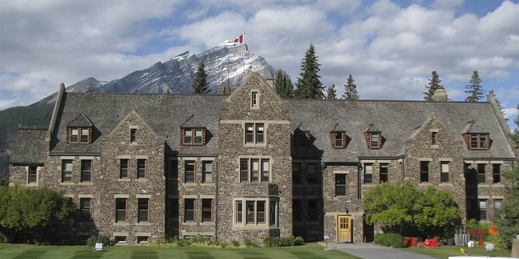バンフ（Banff）のカスケード・ガーデンズ（Cascade Gardens）横にある Banff Park Administration Building と Cascade Mountain