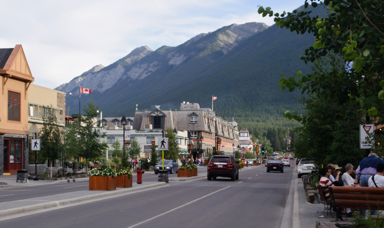 Rue du centre-ville de Banff Avenue où les visiteurs peuvent acheter une carte postale, un dessert, un café ou un petit cadeau