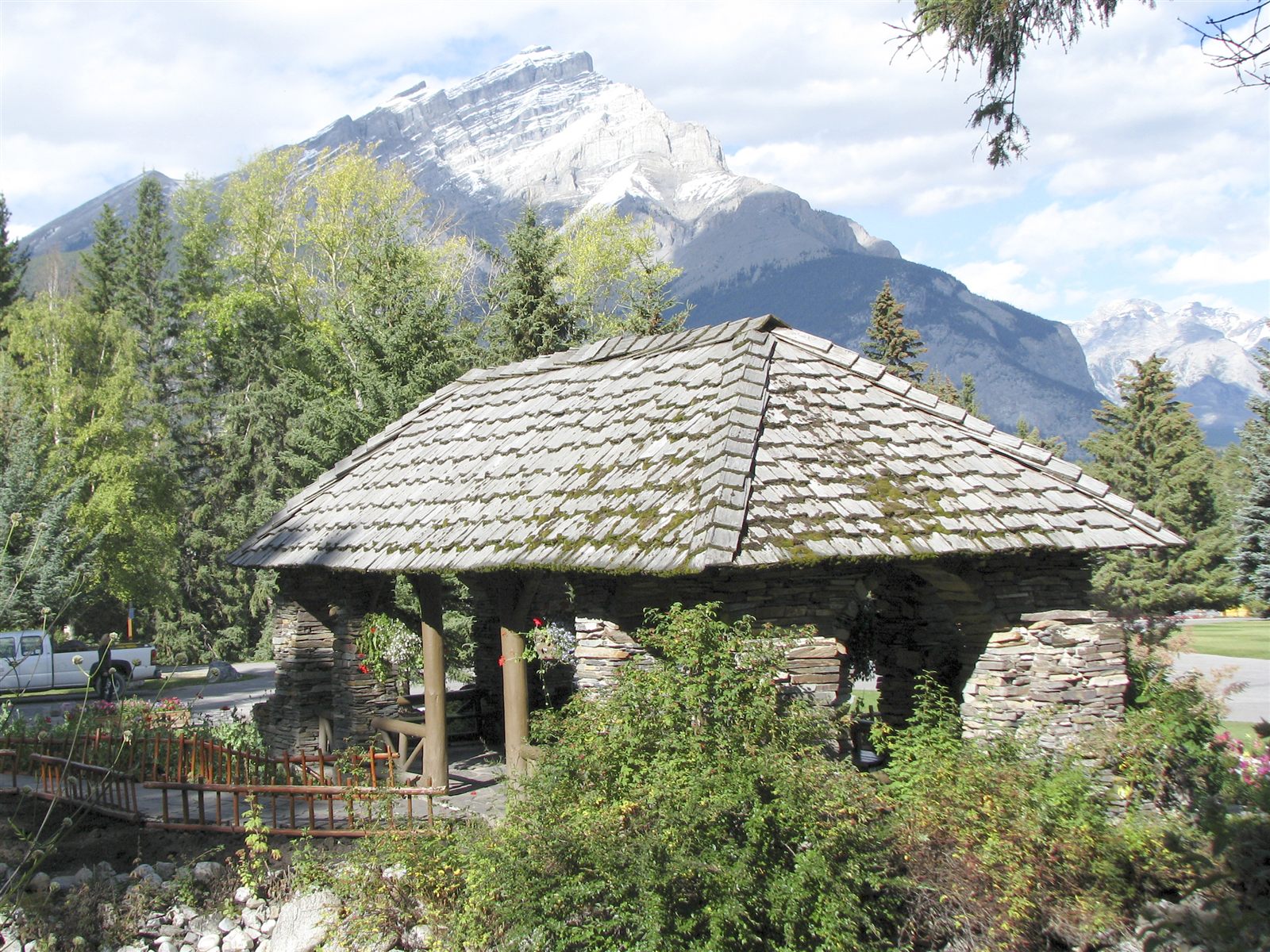 バンフ（Banff）のカスケード・オブ・タイム・ガーデン（Cascades of Time Garden）にある Cambrian Pavilion と Cascade Mountain