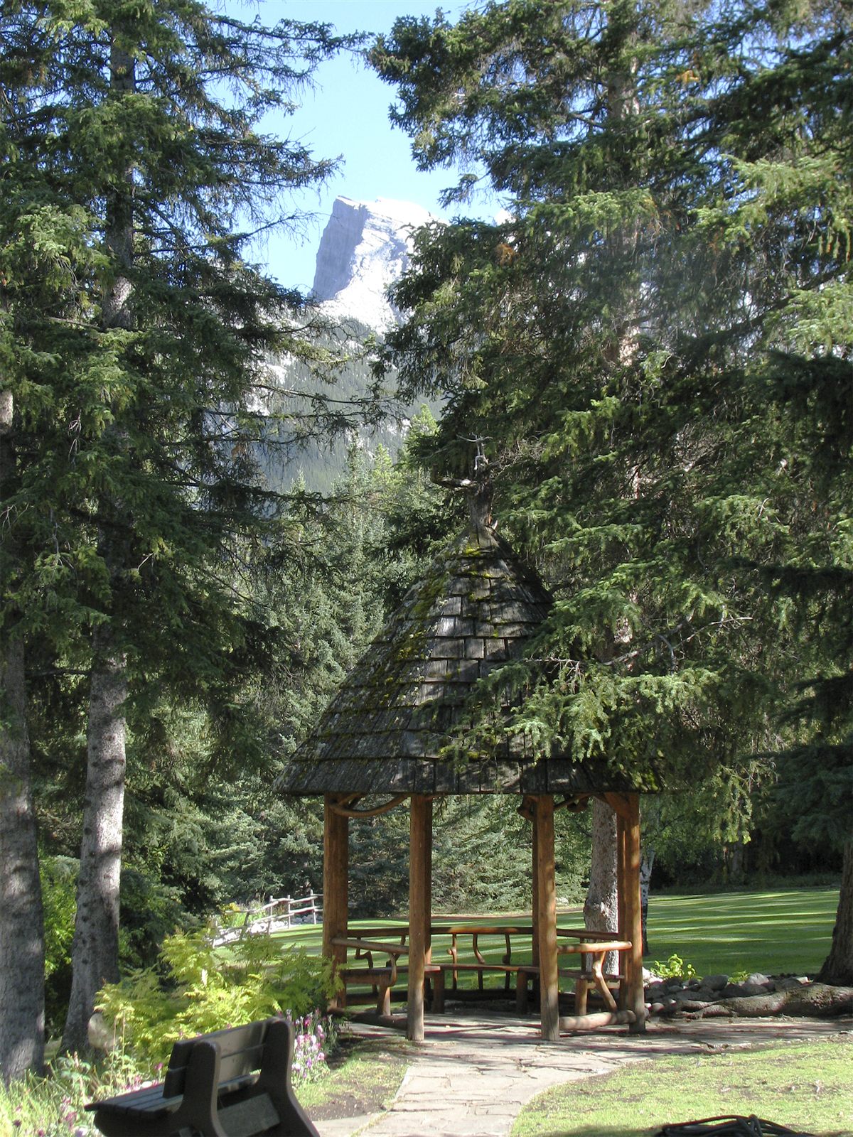 バンフ（Banff）のカスケード・オブ・タイム・ガーデン（Cascades of Time Garden）にある Rustic Lookout Pavilion、木々、Mount Rundle