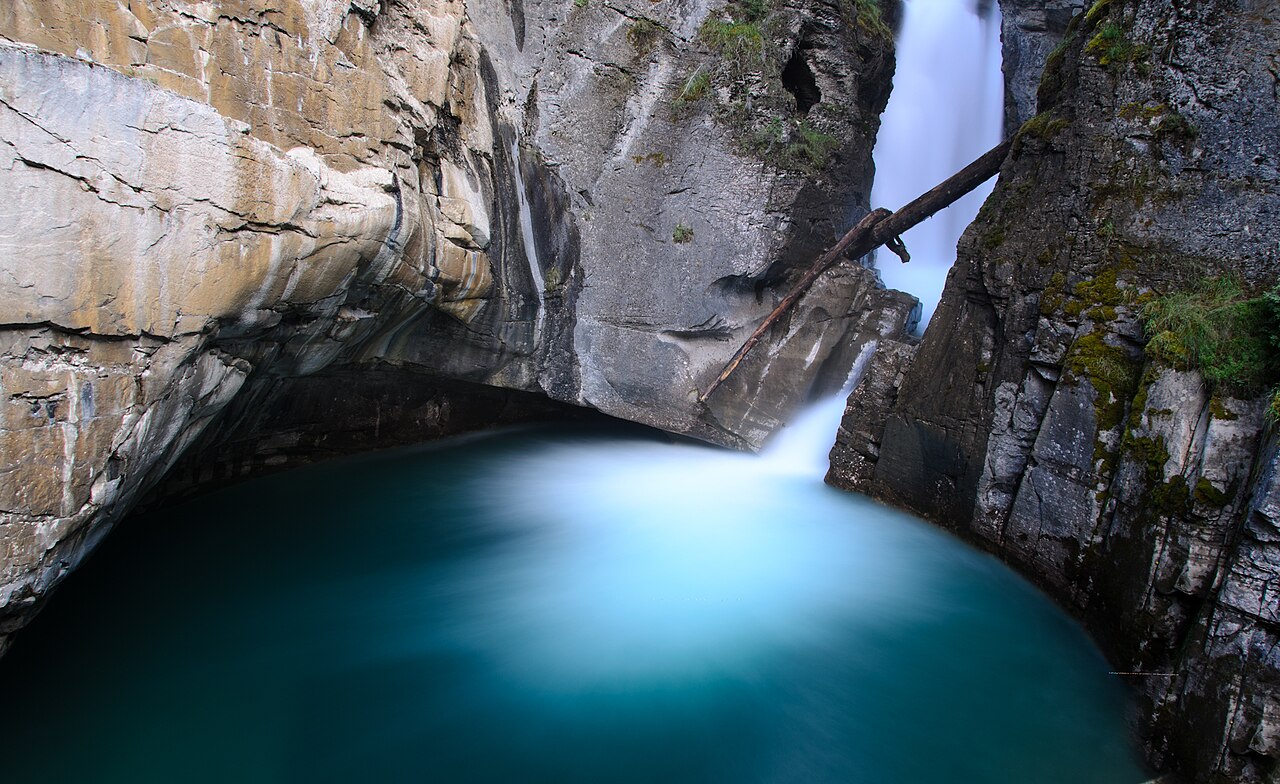 バンフ国立公園内のジョンストン渓谷ローワー・フォールズ（Johnston Canyon Lower Falls）