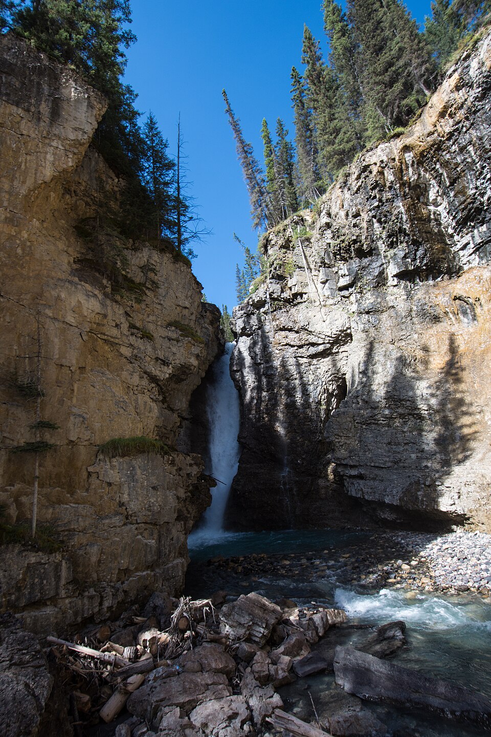 バンフのジョンストン渓谷（Johnston Canyon）の滝と峡谷の岩壁