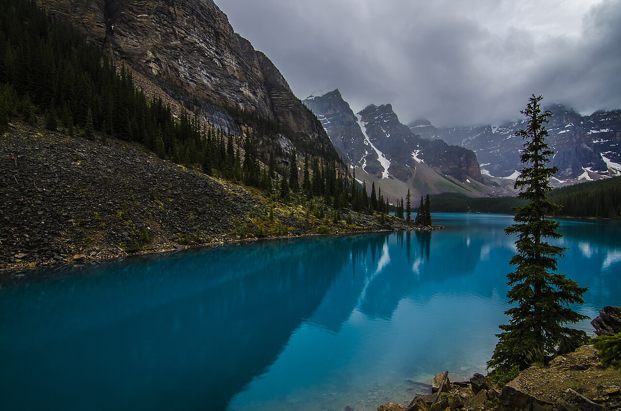 Eaux turquoise du lac Moraine et vallee des Dix Pics dans le parc national Banff