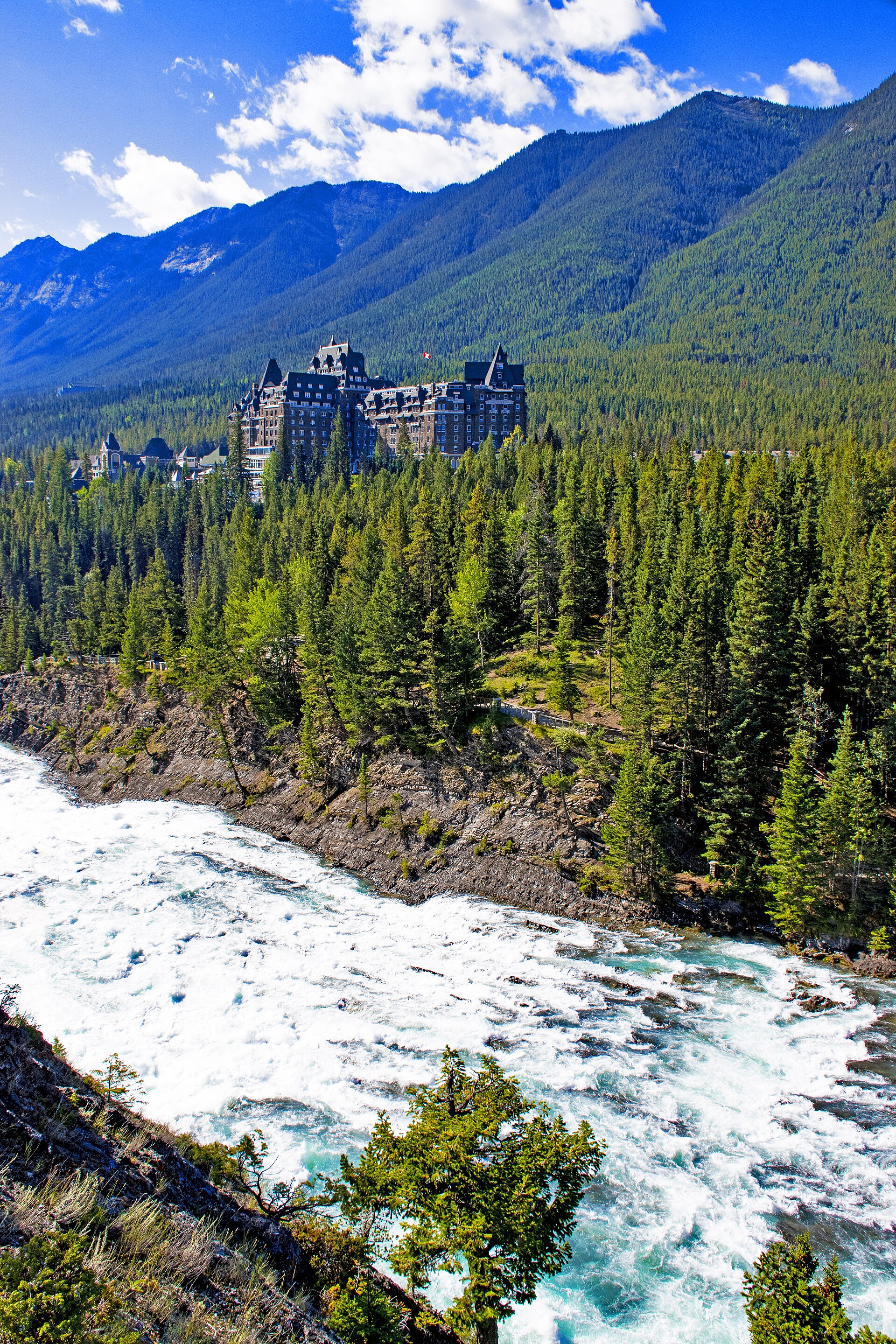 バンフのボウ川の急流と Fairmont Banff Springs が見えるサプライズ・コーナー（Surprise Corner）の眺め