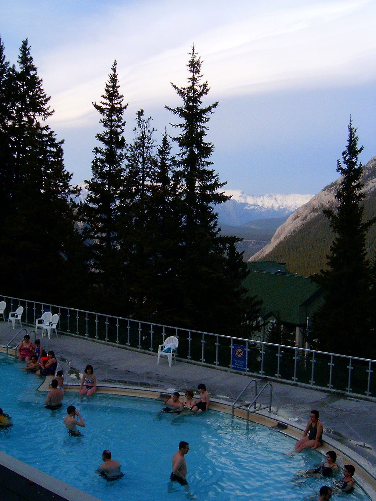 バンフ・アッパー・ホット・スプリングス（Banff Upper Hot Springs）のプールと背後の山林